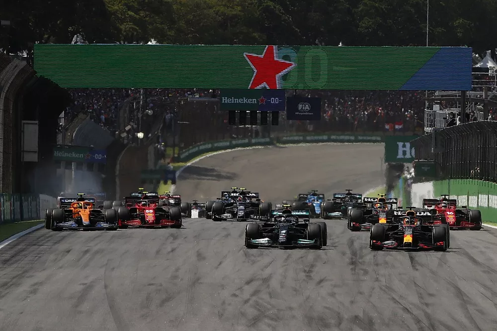 Max Verstappen, Red Bull Racing RB16B, Valtteri Bottas, Mercedes W12, Sergio P&eacute;rez, Red Bull Racing RB16B, Charles Leclerc, Ferrari SF21, Carlos Sainz Jr., Ferrari SF21, y el resto del pelot&oacute;n en la salida