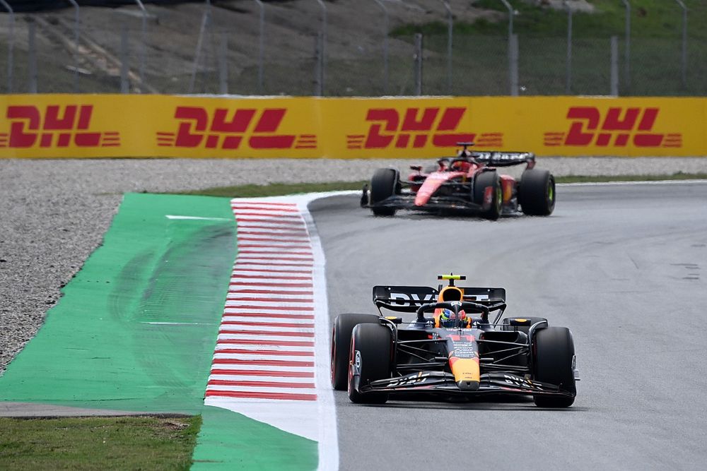 Sergio P&eacute;rez, Red Bull Racing RB19, Charles Leclerc, Ferrari SF-23