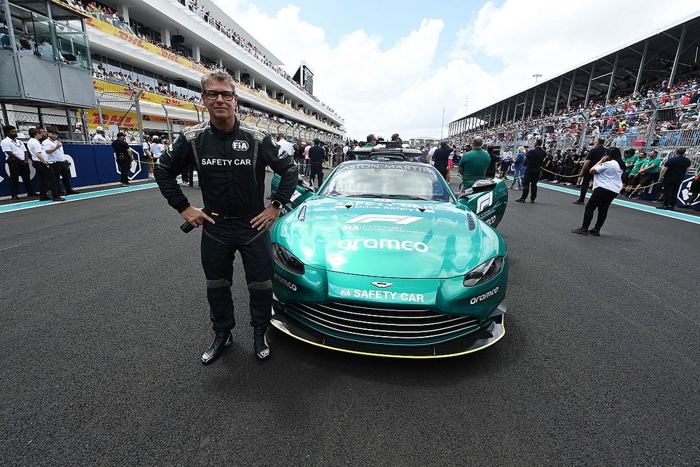 Bernd Maylander, piloto del Safety Car, en la parrilla
