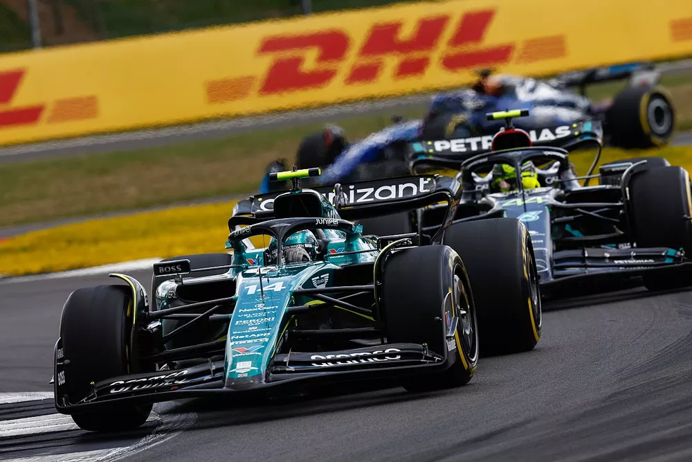 Fernando Alonso, Aston Martin AMR23, Lewis Hamilton, Mercedes F1 W14