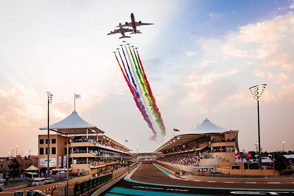 Aviones pasan sobre el circuito Yas Marina
