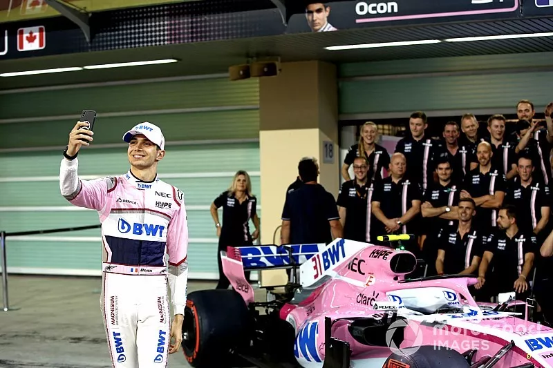 Esteban Ocon, Racing Point Force India, Racing Point Force India F1 Team takım fotoğrafında