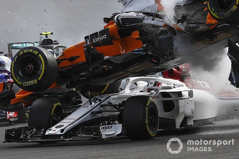 Charles Leclerc, Sauber C37, Fernando Alonso, McLaren MCL33 dans l'accident du départ