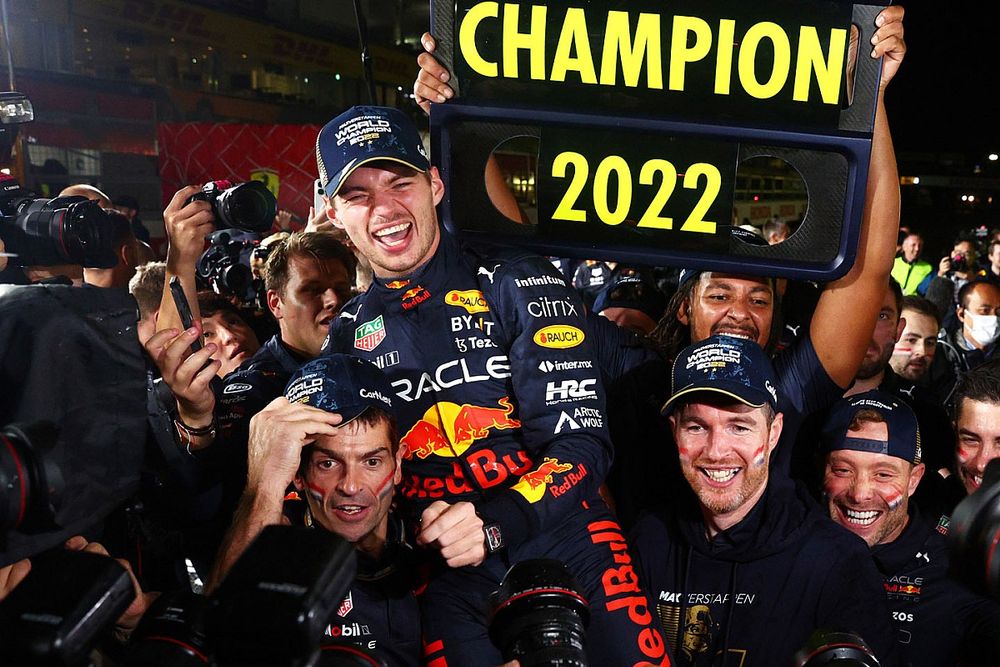 El campeón del mundo Max Verstappen, Red Bull Racing celebra su bicampeonato con el equipo