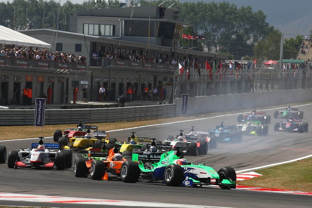 Adam Carroll, piloto del A1 Team Ireland lidera en la salida