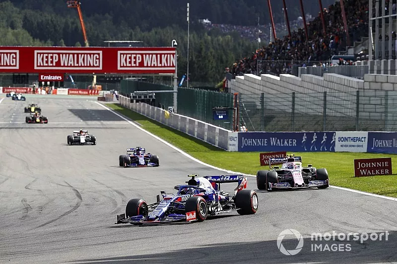 Pierre Gasly, Toro Rosso STR14, lidera Lance Stroll, Racing Point RP19 y Daniil Kvyat, Toro Rosso STR14 