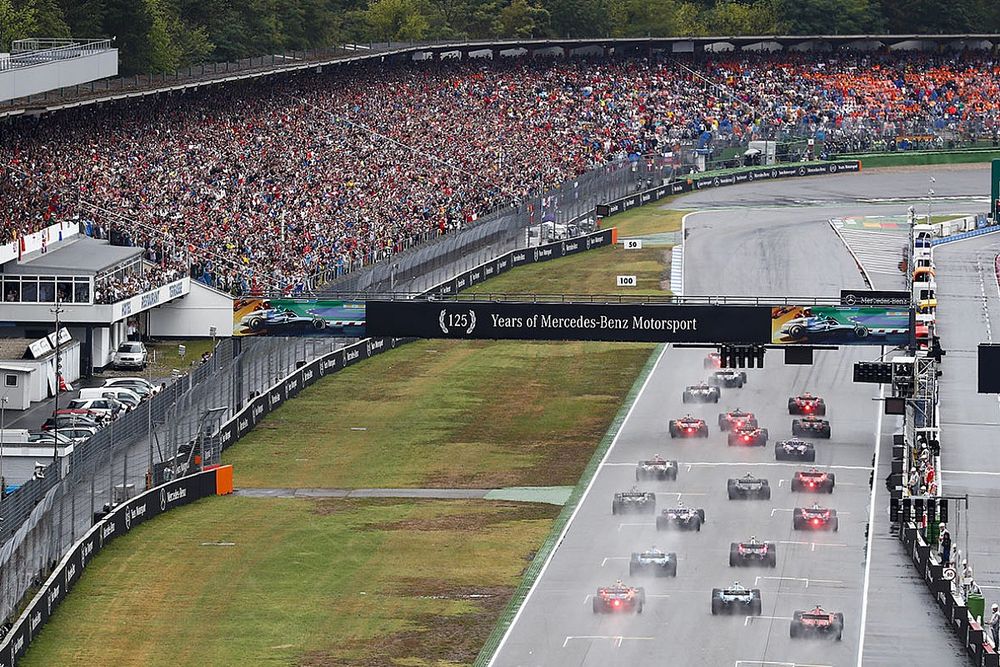 Lewis Hamilton, Mercedes AMG F1 W10, y Max Verstappen, Red Bull Racing RB15, lideran el campo en la salida