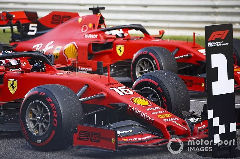 Ganador de la pole Charles Leclerc, Ferrari SF90 y el tercero Sebastian Vettel, Ferrari SF90

