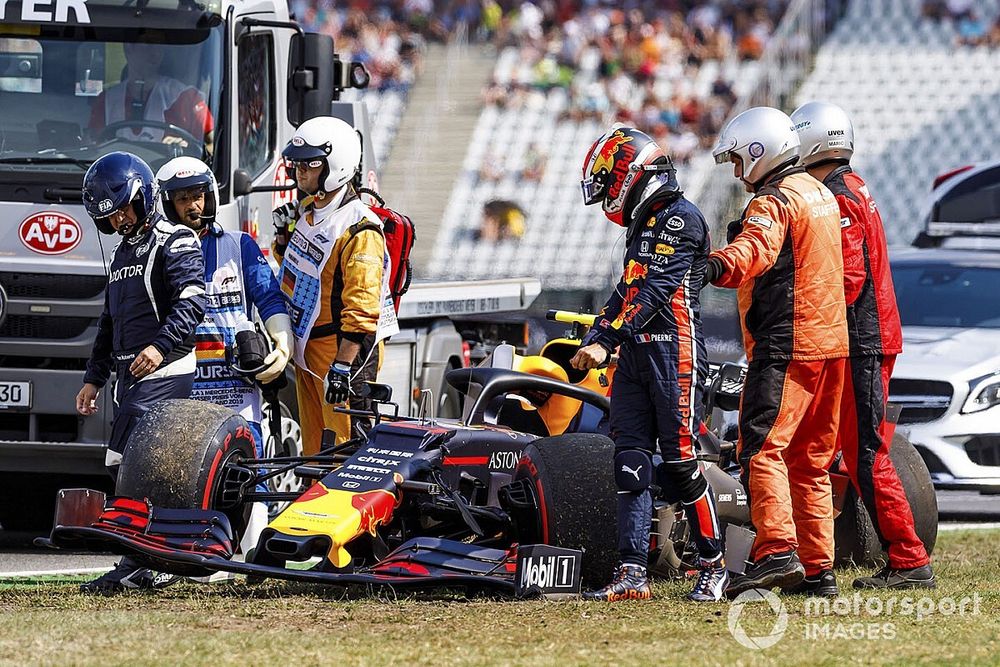 Oficiales de pista y médicos ayudan a Pierre Gasly, Red Bull Racing RB15, después de un accidente