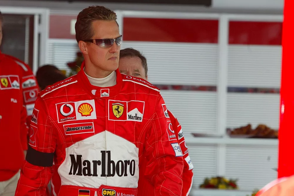 Yarış galibi Michael Schumacher, Ferrari önceki gün ölen annesi anısına kol bandı takıyor