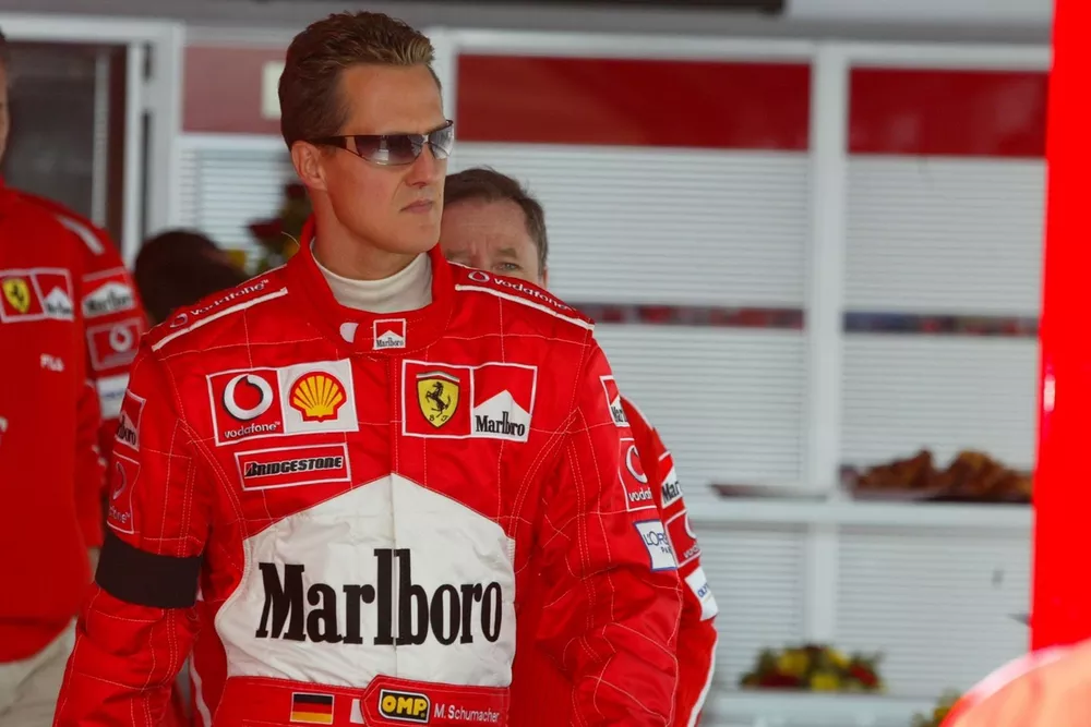 Yarış galibi Michael Schumacher, Ferrari &ouml;nceki g&uuml;n &ouml;len annesi anısına kol bandı takıyor