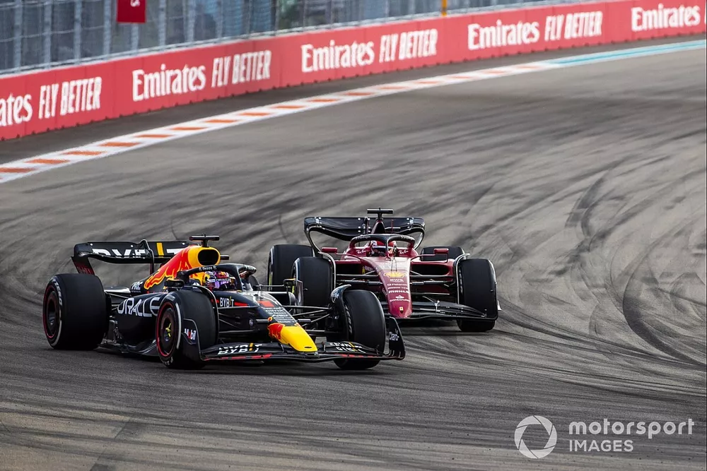 Max Verstappen, Red Bull Racing RB18, Charles Leclerc, Ferrari F1-75