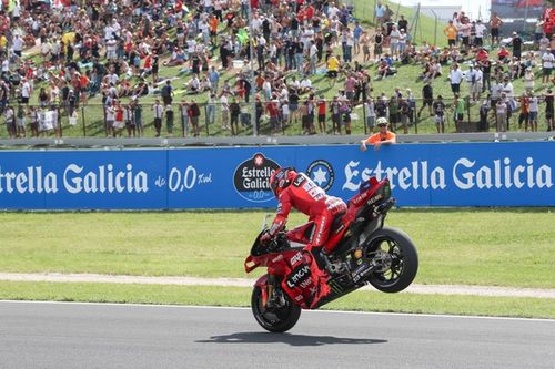 MotoGP: Marc Márquez segura Bezzecchi até o fim e vence o GP de San Marino, em Misano