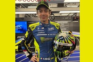 Valentino Rossi muestra su nuevo casco "Sol y Luna" para 2025