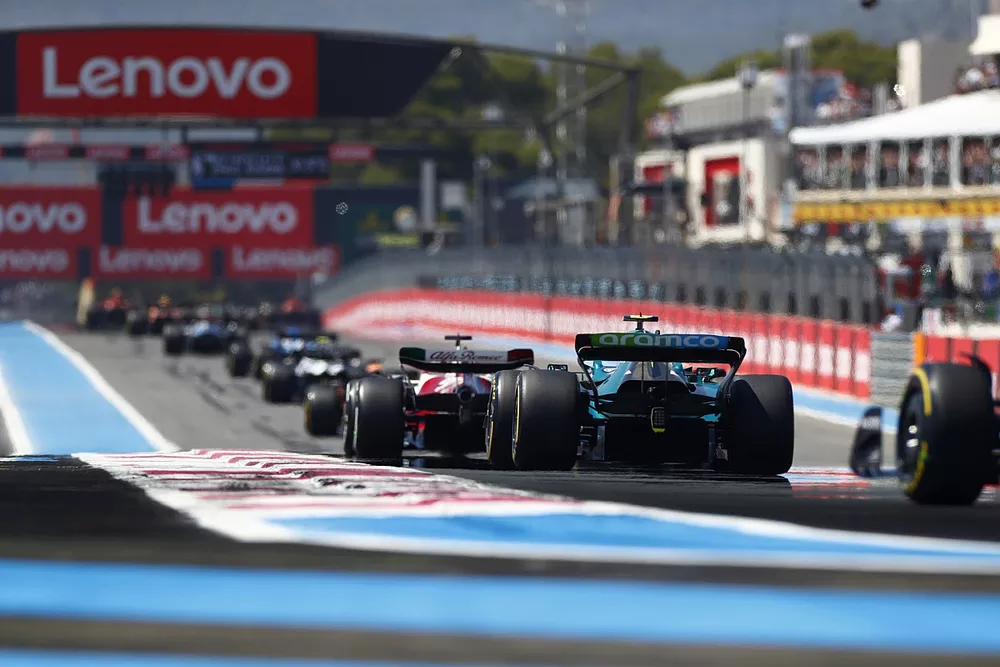 Valtteri Bottas, Alfa Romeo C42, Sebastian Vettel, Aston Martin AMR22, se dirigent vers la grille avant le d&eacute;part