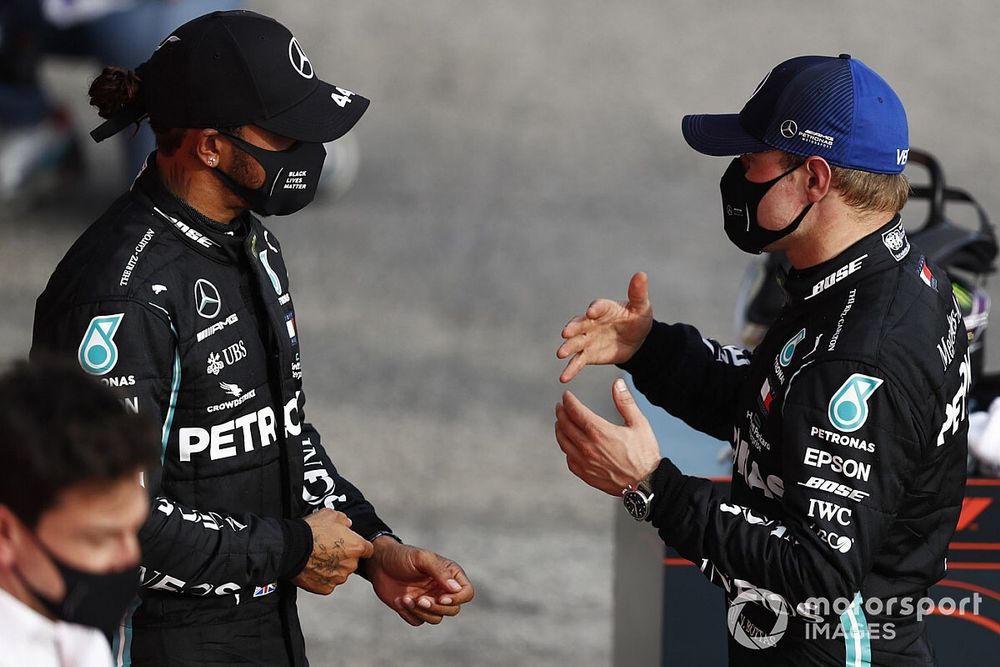 Le vainqueur Lewis Hamilton, Mercedes-AMG F1,et le deuxième Valtteri Bottas, Mercedes-AMG F1, discutent dans le parc fermé