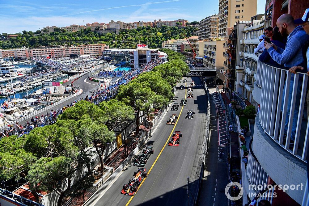 Arrancada Max Verstappen, Red Bull Racing RB16B, Valtteri Bottas, Mercedes W12, Carlos Sainz Jr., Ferrari SF21, Lando Norris, McLaren MCL35M, al inicio
