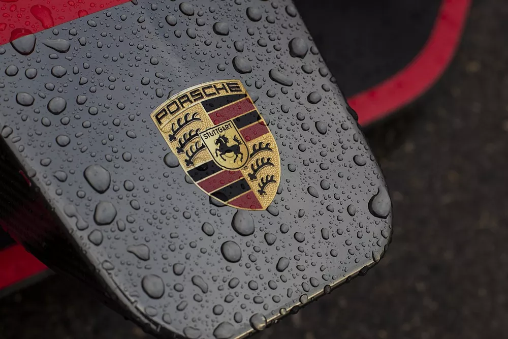 La pluie sur un logo Porsche