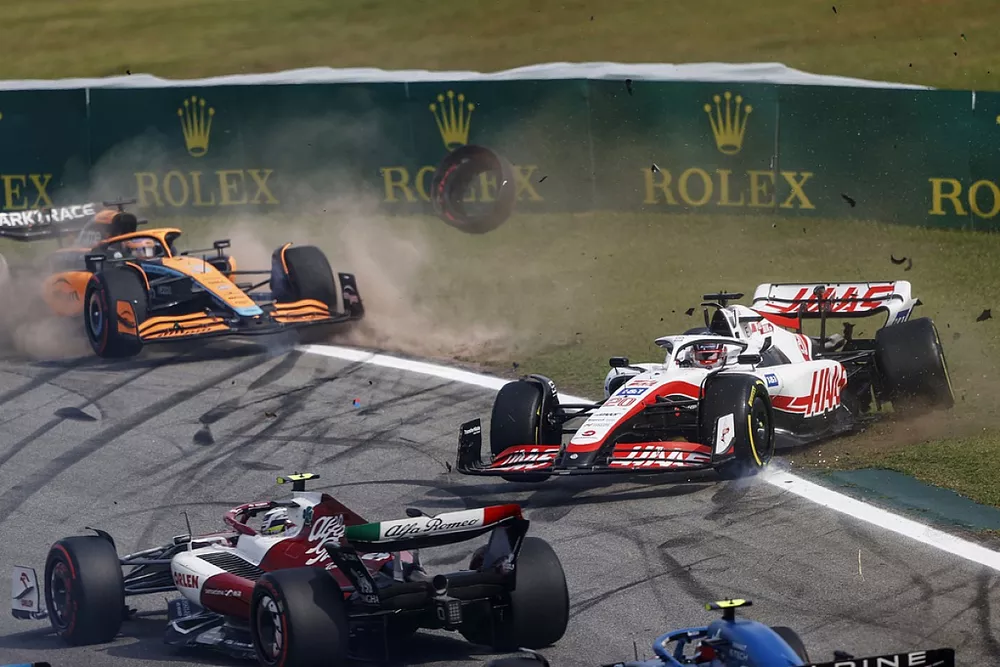 Daniel Ricciardo, McLaren MCL36, Kevin Magnussen, Haas VF-22, se estrellan