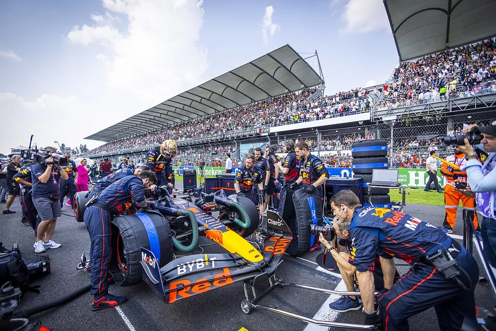 Mec&aacute;nicos en la parrilla con Max Verstappen, Red Bull Racing RB18