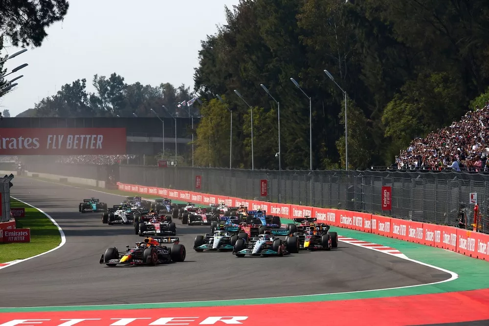 Max Verstappen, Red Bull Racing RB18, George Russell, Mercedes W13, Lewis Hamilton, Mercedes W13, Sergio Perez, Red Bull Racing RB18, the rest of the field at the start