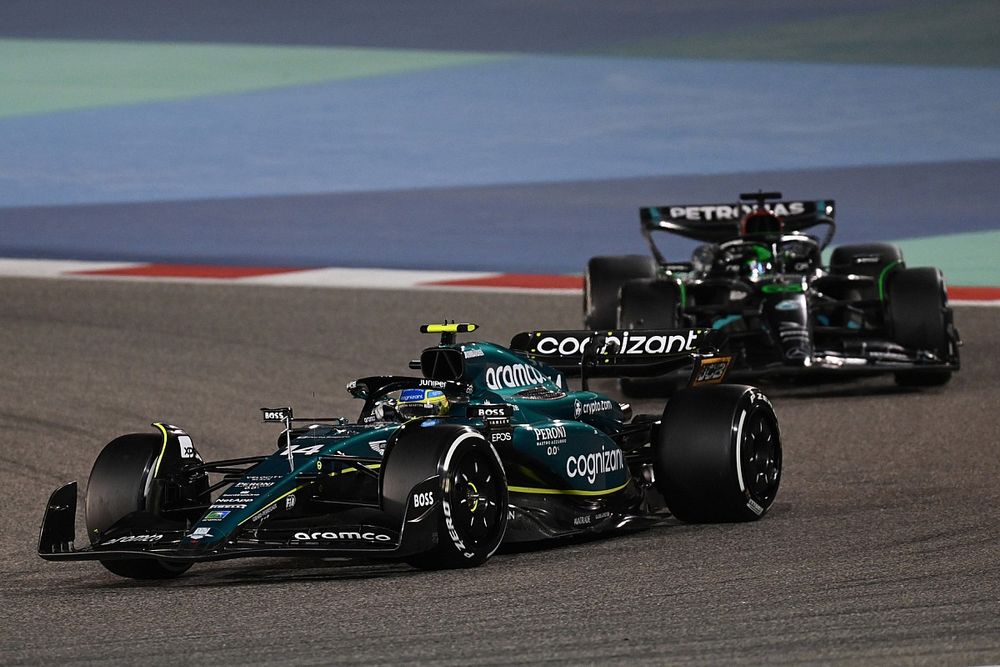 Fernando Alonso, Aston Martin AMR23, George Russell, Mercedes F1 W14