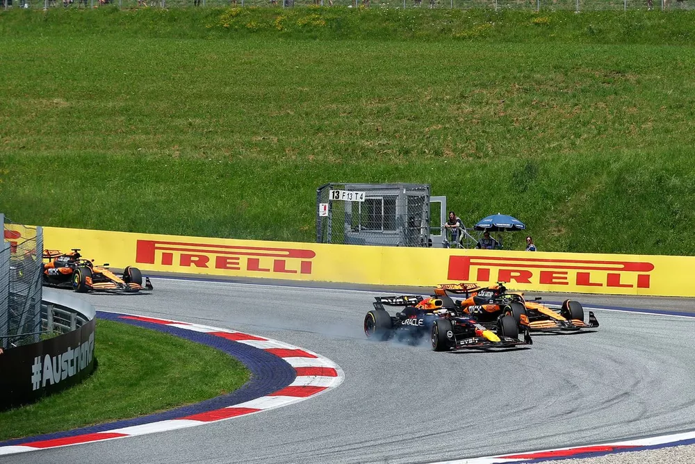 Max Verstappen, Red Bull Racing RB20, Lando Norris, McLaren MCL38 justo detrás.