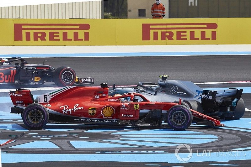 Sebastian Vettel, Ferrari SF71H, y Valtteri Bottas, Mercedes AMG F1 W09, tras el toque inicial 