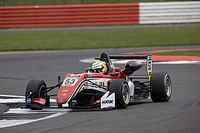 Ilott logró imponerse en la tercera carrera de Silverstone