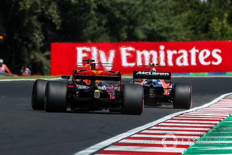 Stoffel Vandoorne, McLaren MCL32 y Daniel Ricciardo, Red Bull Racing RB13