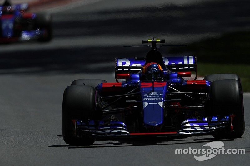 Carlos Sainz Jr., Scuderia Toro Rosso STR12, Daniil Kvyat, Scuderia Toro Rosso STR12