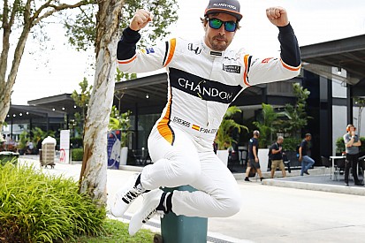 Alonso'dan Vettel taklidi; "mavi bayrak, mavi bayrak!"