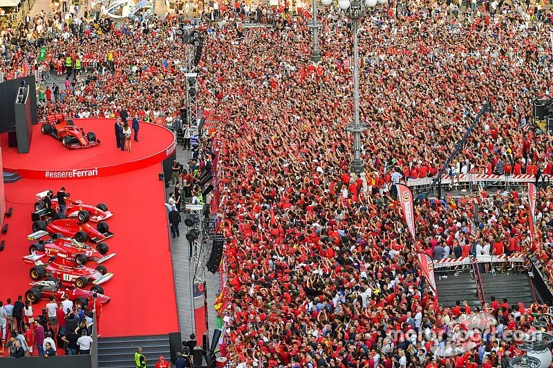 Une foule immense devant la scène