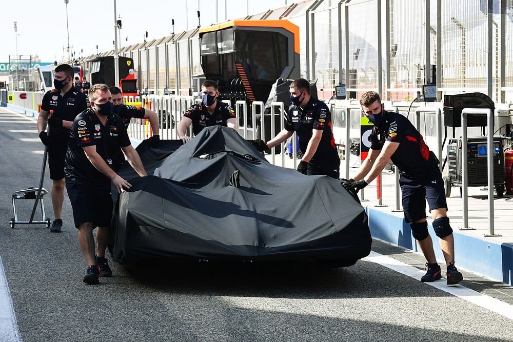 Mec&aacute;nicos de Red Bull con el Red Bull Racing RB18 oculto