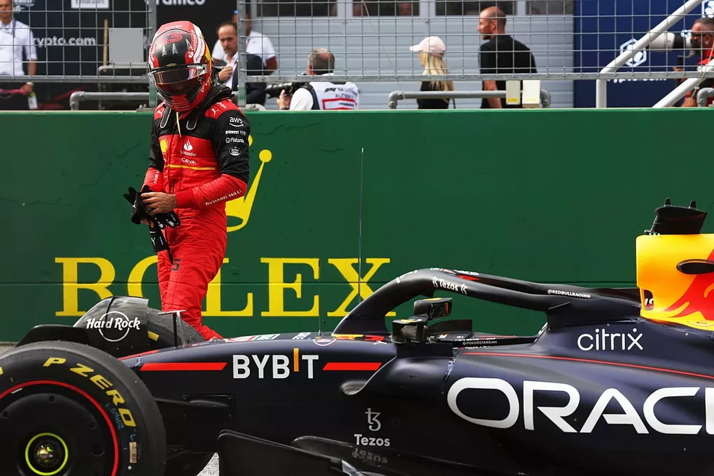 Le troisième du sprint Carlos Sainz, Ferrari,, regarde la monoplace du vainqueur du sprint Max Verstappen, Red Bull Racing RB18 dans le parc fermé