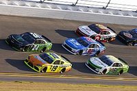 VÍDEO: Piloto sofre acidente assustador na NASCAR, mas sai apenas com pequenas lesões