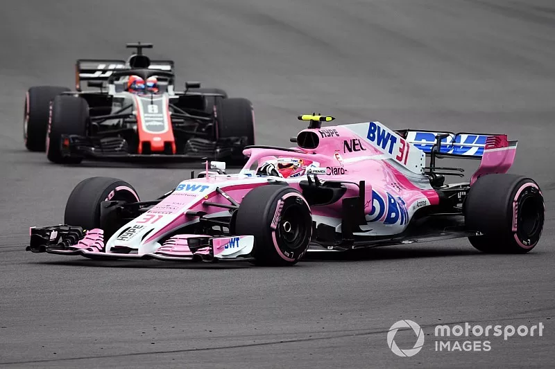 Esteban Ocon, Racing Point Force India VJM11 y Romain Grosjean, Haas F1 Team VF-18 