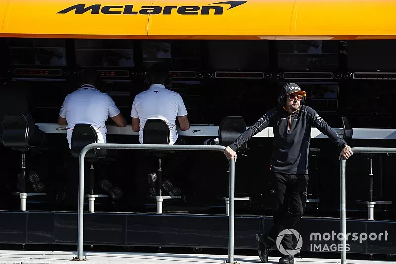 Fernando Alonso, McLaren sur le muret des stands