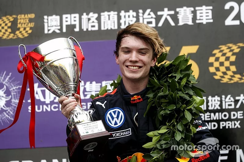 Podio: ganador de la carrera Dan Ticktum, Motopark Academy