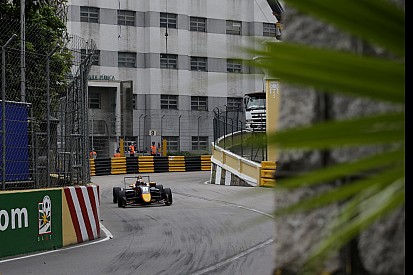 Ticktum esquive un chien errant et remporte la course qualificative