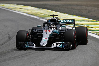 Hamilton pakt pole in regenachtige kwalificatie, vijfde startplek Verstappen