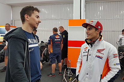 Galería: así fue el primer día de Lorenzo en Honda y su encuentro con Márquez
