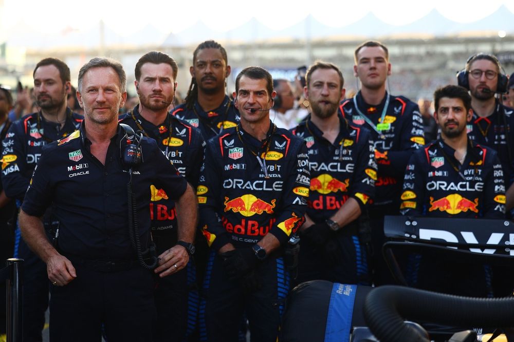 Christian Horner, diretor de equipe da Red Bull Racing, com a equipe