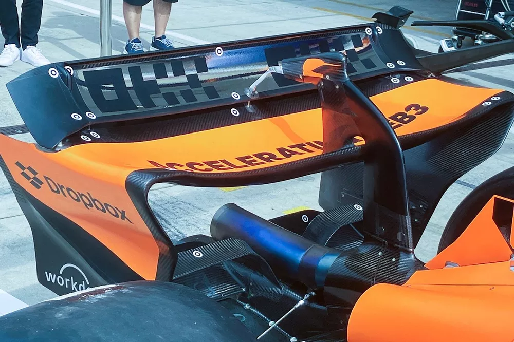 Détails de l'aileron arrière de la McLaren MCL38