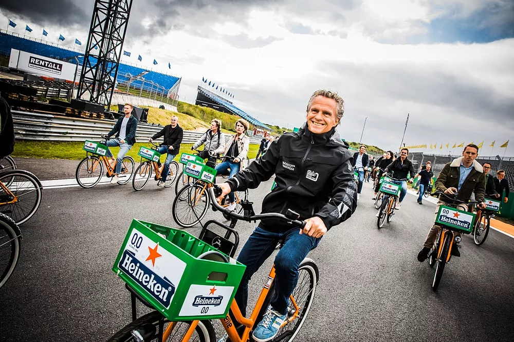 Jan Lammers op de fiets op Circuit Zandvoort