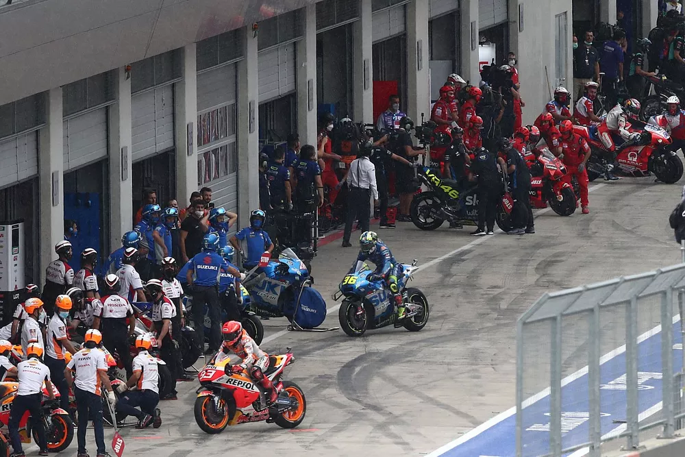 Marc M&aacute;rquez, Repsol Honda Team, en el cambio de moto en Pit lane 