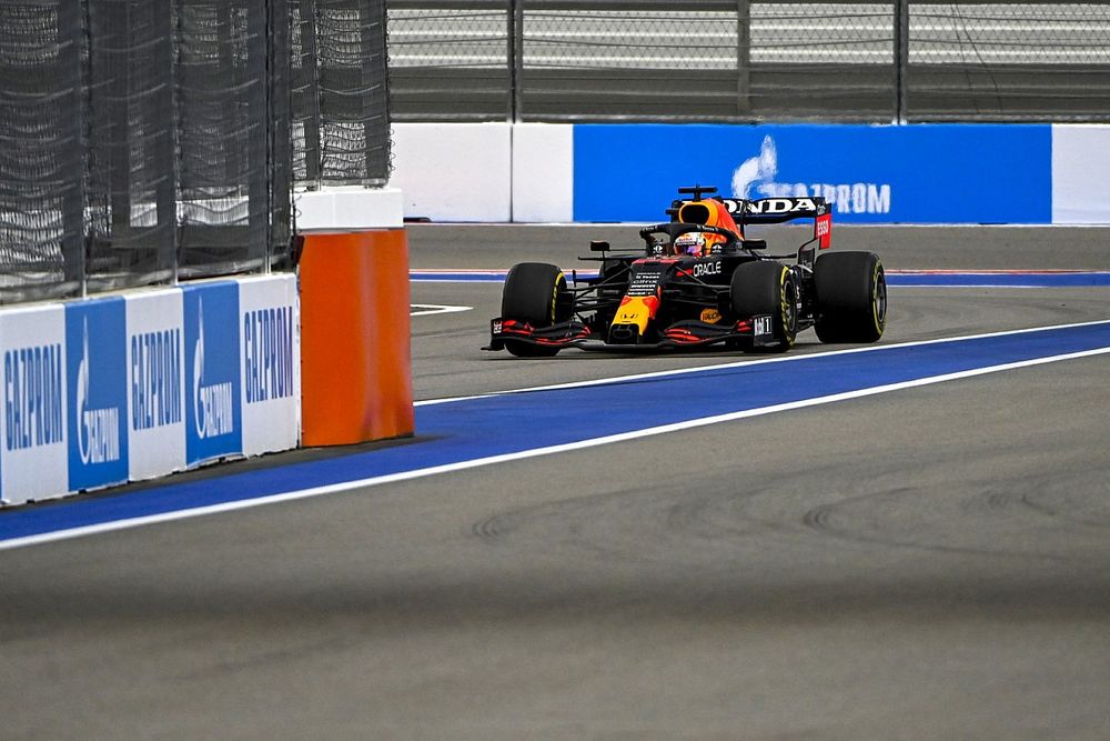 Max Verstappen, Red Bull Racing RB16B, entra a pits