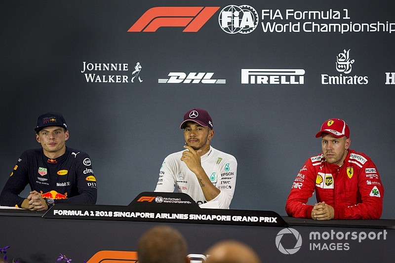 Verstappen két ujjal is bemutatott a riporternek Szingapúrban: videó