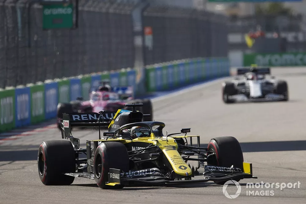 Daniel Ricciardo, Renault F1 Team R.S.20 Sergio Perez, Racing Point RP20 