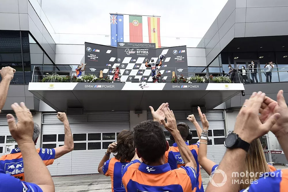 La celebraci&oacute;n del podio con miembros del Red Bull KTM Tech 3 team 